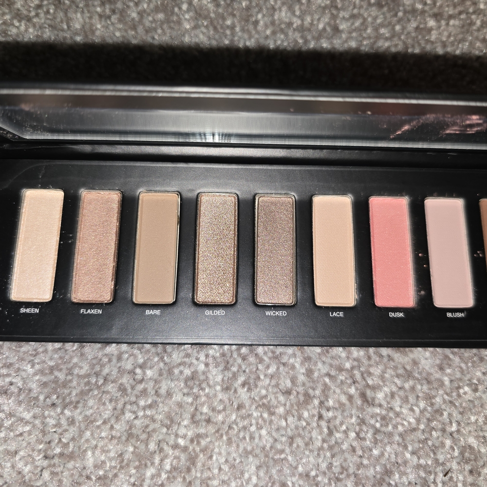 Eyeshadow Palette with Neutral and Pink Shades